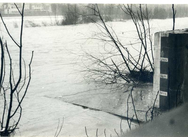 Fiume Isonzo in piena, Gorizia. Dettaglio sull'idrometro